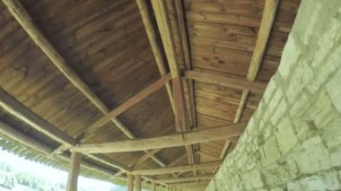 Kale duvar ahşap yanları açık garaj