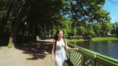 Yeşil park Yaz Bahçesi kadın