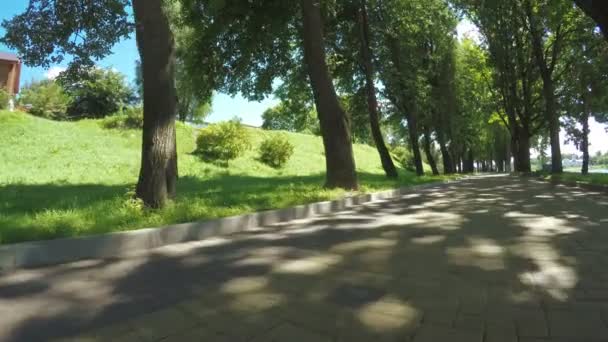 Camino en el parque de las ciudades — Vídeo de stock