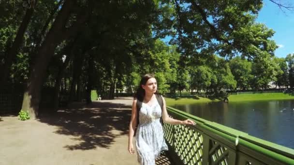 緑豊かな公園の夏の庭の女性 — ストック動画