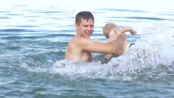 Tata z dzieckiem, pływanie — Wideo stockowe
