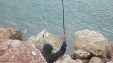 Buzlu denizde balıkçı