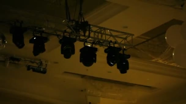 Licht apparatuur op feestzaal — Stockvideo