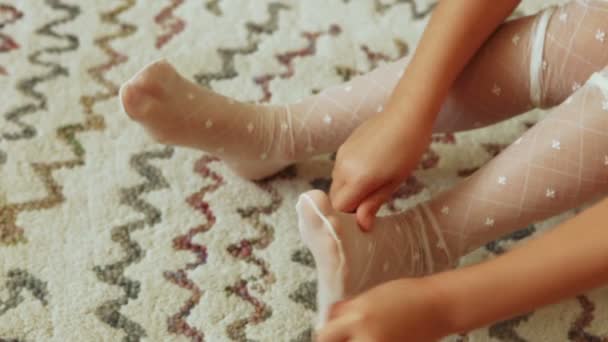 Mettre des collants sur ses pieds — Video