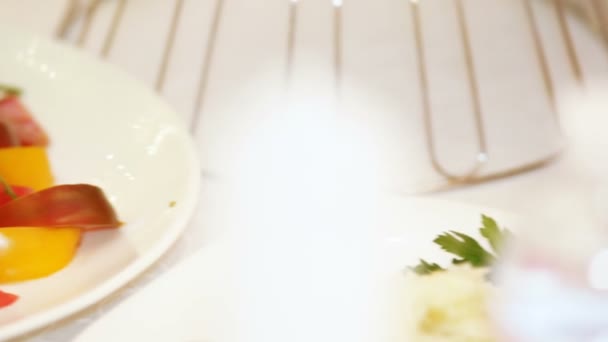 Salade de légumes sur la table — Video