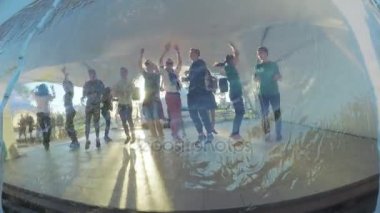 İnsanlar pavyonlar içinde dans