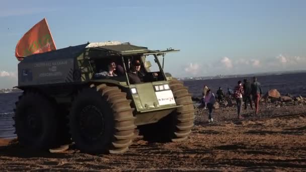 Arazi aracı geniş tekerlek üzerinde sürme — Stok video