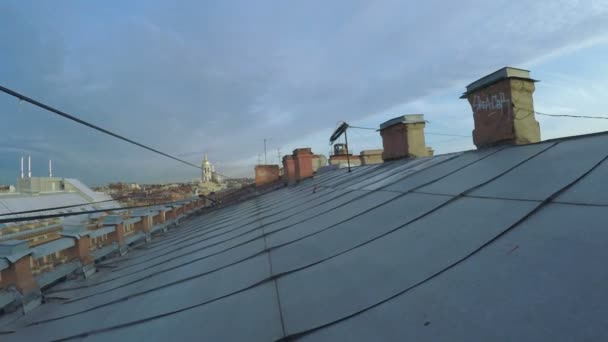 Pohled ze starých střech města — Stock video
