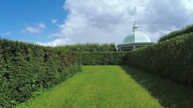 Çalıların arasında labirent