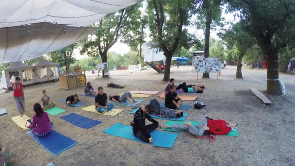 Grupp Hathayoga på ethno esoterisk festival — Stockvideo