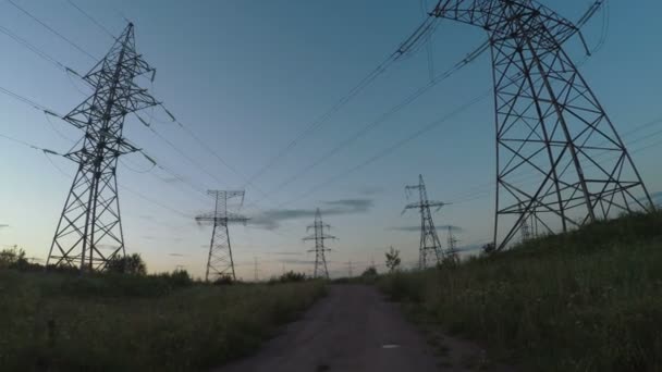 Landweg met elektriciteitsleiding — Stockvideo