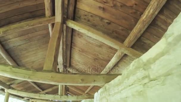 Posto auto in legno sul muro del castello — Video Stock