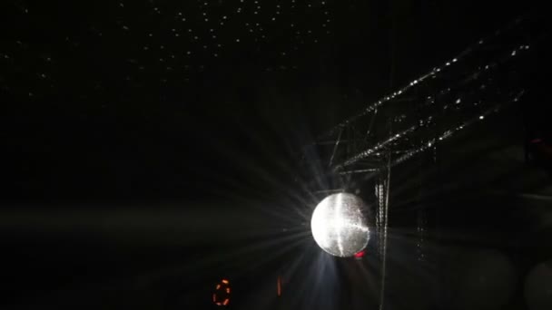 Disco bal op feestzaal — Stockvideo
