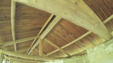 Kale duvar ahşap yanları açık garaj