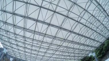 GURZUF, Ekim 2016: Park 'ta Aivazovsky parkındaki açık bir platforma büyük bir çatı monte edildi. Gurzuf, Kırım