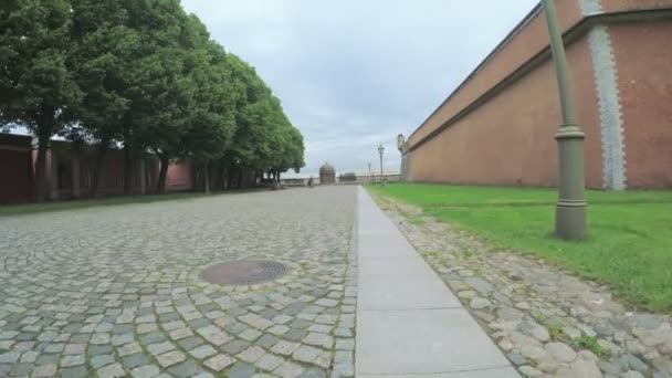 Οι τοίχοι φρούριο Πέτρου και Παύλου και το πάρκο — Αρχείο Βίντεο