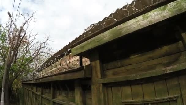 Бетонный забор с колючей проволокой — стоковое видео