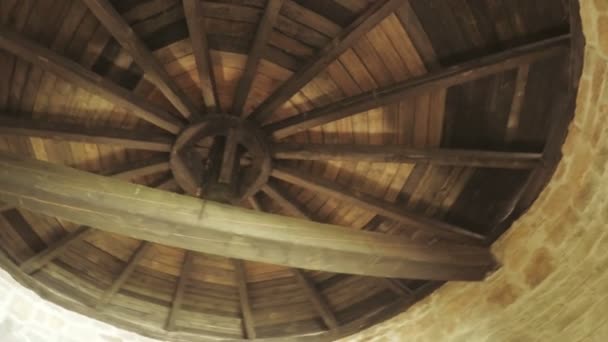 Holzcarport an der Burgmauer — Stockvideo