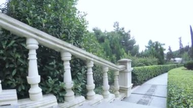 GURZUF, Ekim 2016: Kamera Aivazovsky parkında sabit beton yola giriyor, Ekim 2016, Gurzuf, Kırım