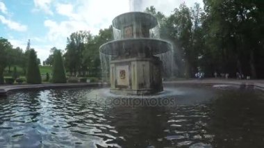 Park Peterhof pınarlarına