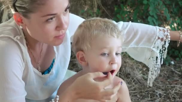Criança alimentando fatia de melancia — Vídeo de Stock