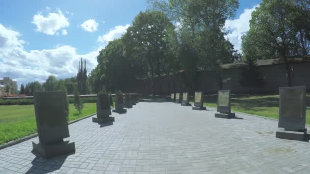 Pskov gränden av hjältar i Victory Square — Stockvideo