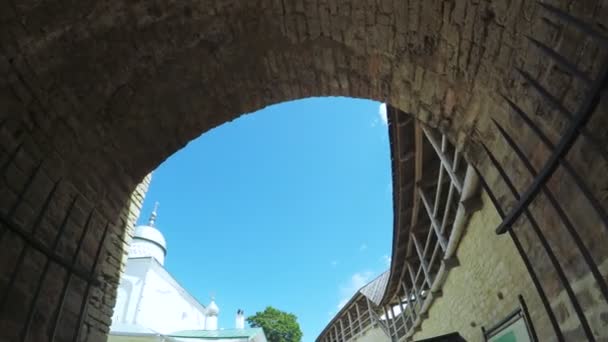 Pskov Kremlin in de zomer — Stockvideo