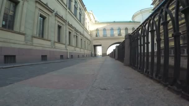 Canal y puente cerca de Hermitage — Vídeos de Stock