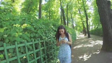 smartphone parkta kızla