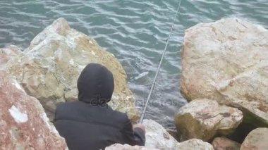 Buzlu denizde balıkçı