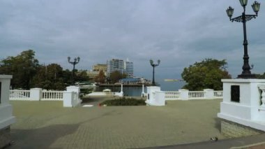 Sivastopol, Ekim 2016: Sivastopol 'da, Karadeniz' in arka planındaki Beyaz sütunlar boyunca Steadicam 'daki kamera
