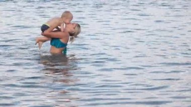 Anne ile Bebek Yüzme