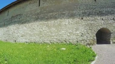 Pskov Kremlin'in kale duvarına pasajda