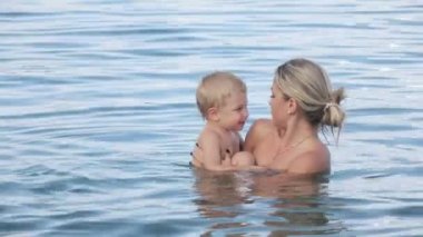 Anne ile Bebek Yüzme