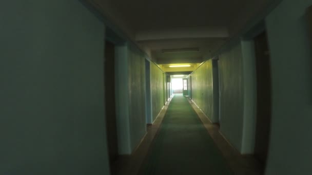 Corridor van oude hotel — Stockvideo