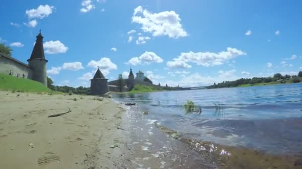 Pskov Kremlin in de zomer — Stockvideo