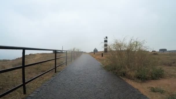 霧とビーチの上の灯台 — ストック動画