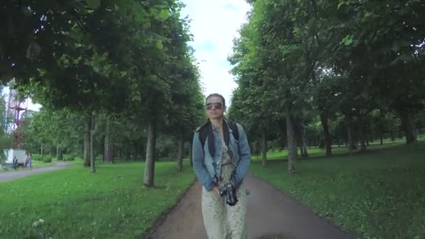 Девушка туристка с камерой — стоковое видео