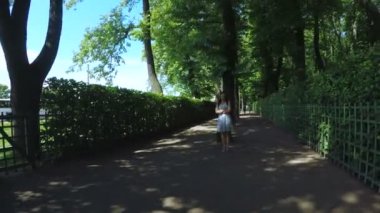 smartphone parkta kızla