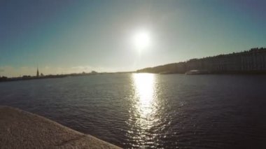 Neva Nehri üzerinde günbatımı