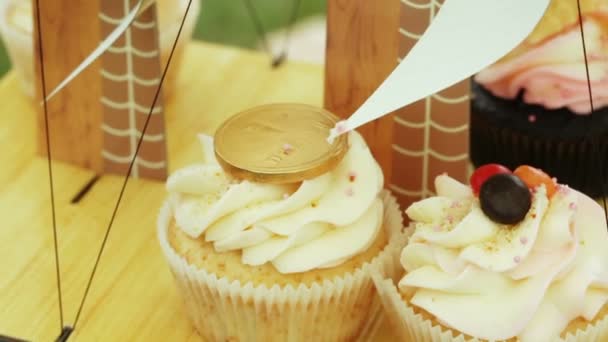 Pequeños pasteles Pirata cumpleaños niño — Vídeos de Stock