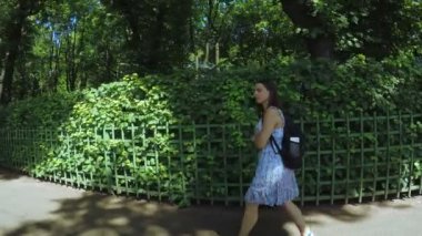 Kız turist ile fotoğraf makinesi
