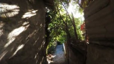 Dar yol, çerçeve güneşte