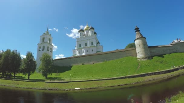 Pskov Kreml i sommar — Stockvideo