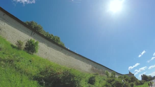 Umgestürzter Zaun alte Festung — Stockvideo