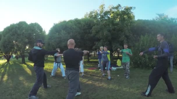 公園での戦闘教育 — ストック動画