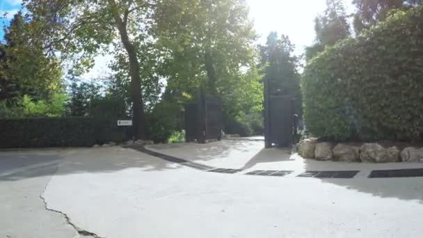 Ворота в столичном парке — стоковое видео