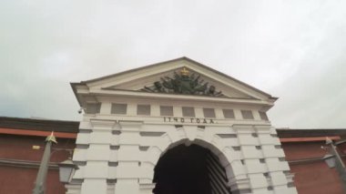 Peter ve Paul Fortress kapıları