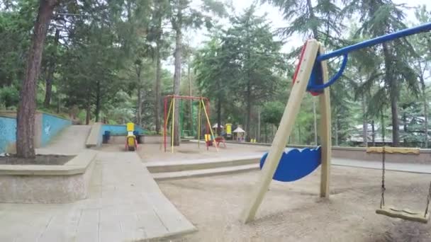 Качели на детской площадке — стоковое видео