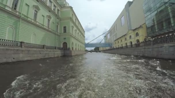 다리 여름 가든 근처 궁전 제방 아래 전달 — 비디오